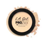 La girl pressed powder