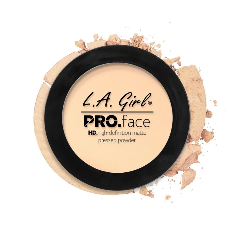 La girl pressed powder